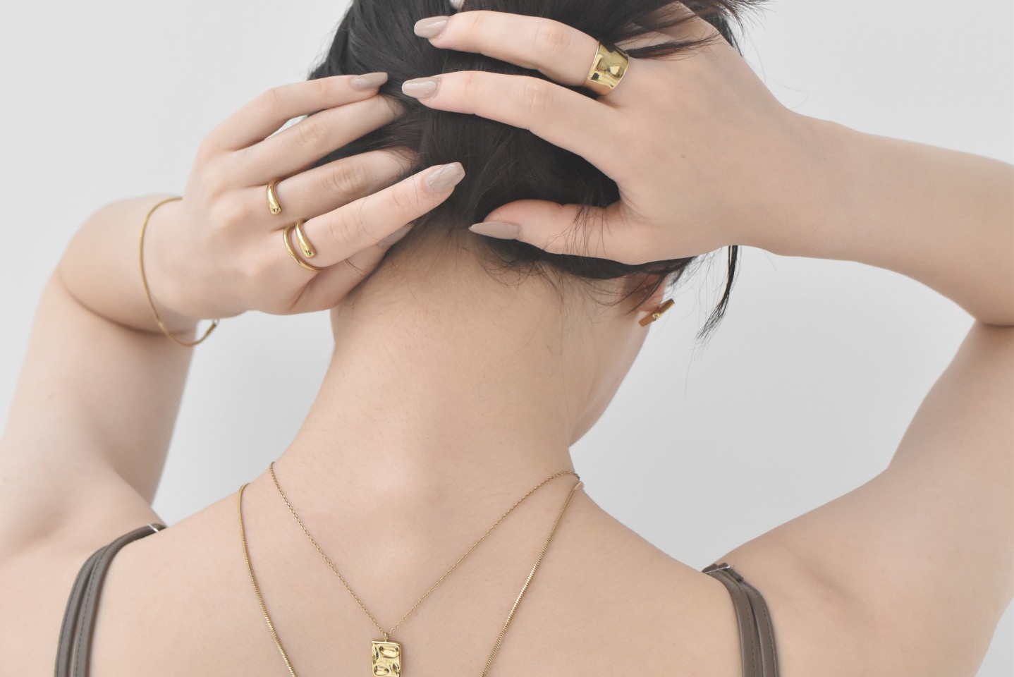 サージカルステンレスのアクセサリーを着用している女性