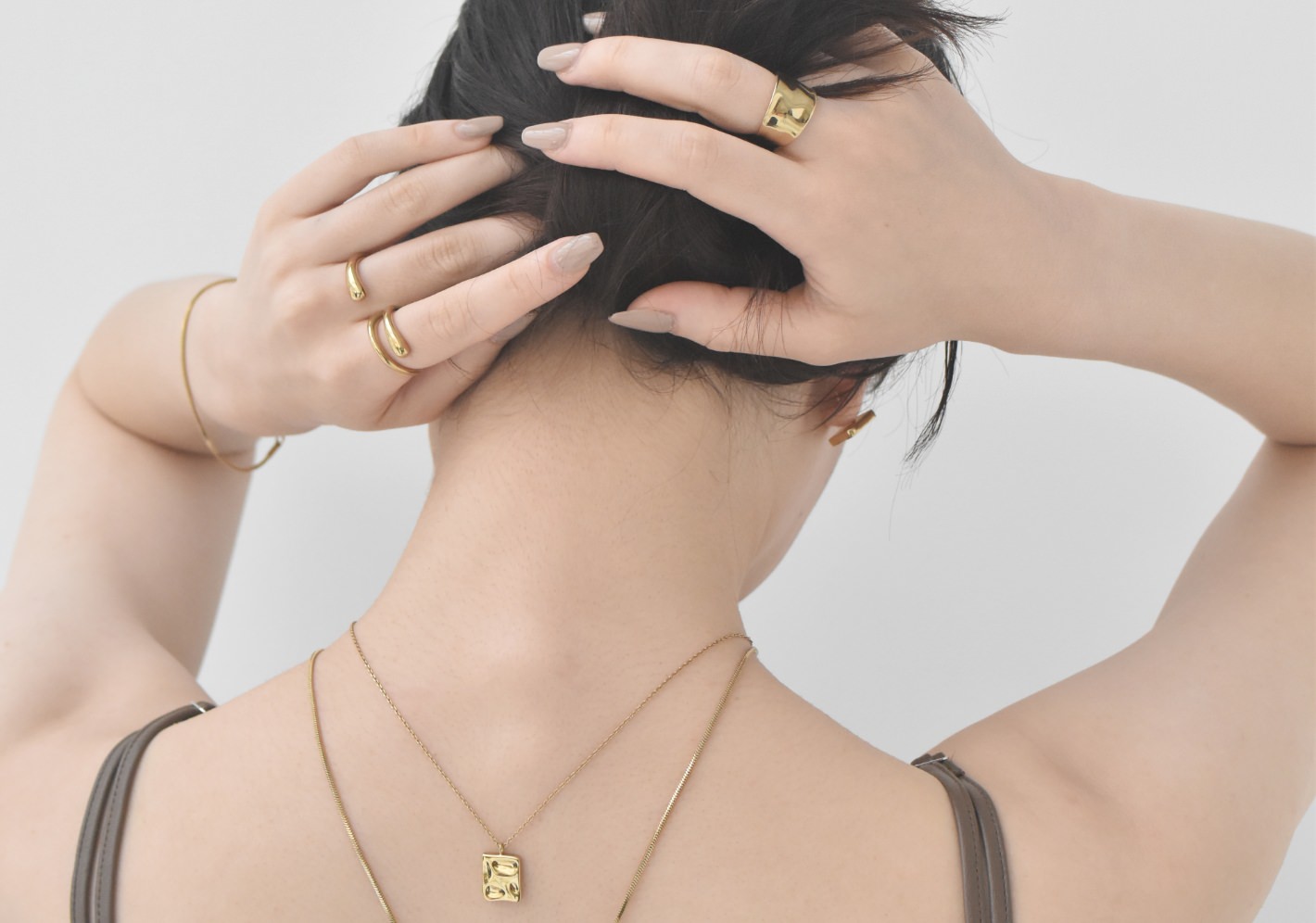 ネックレスをつけている女性の首元