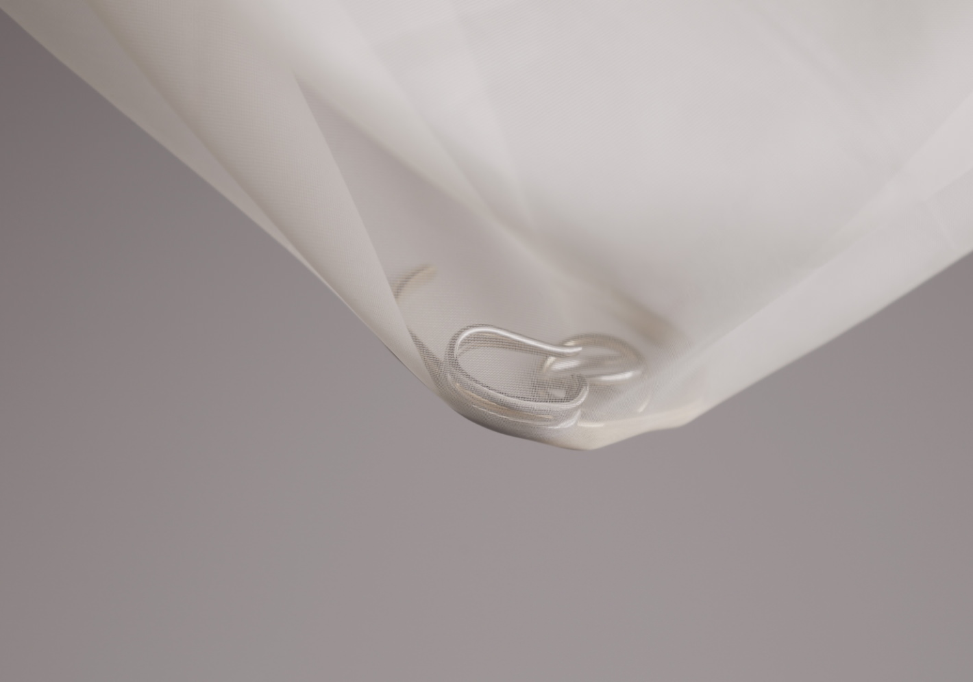 半透明の素材に包まれたシルバーアクセサリー