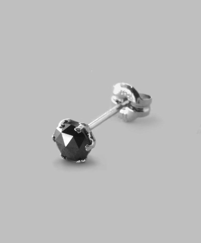 メンズシルバーアクセサリーブランドライオンハートのプラチナ素材のブラックダイヤモンドを使用したシンプルなスタッズピアス