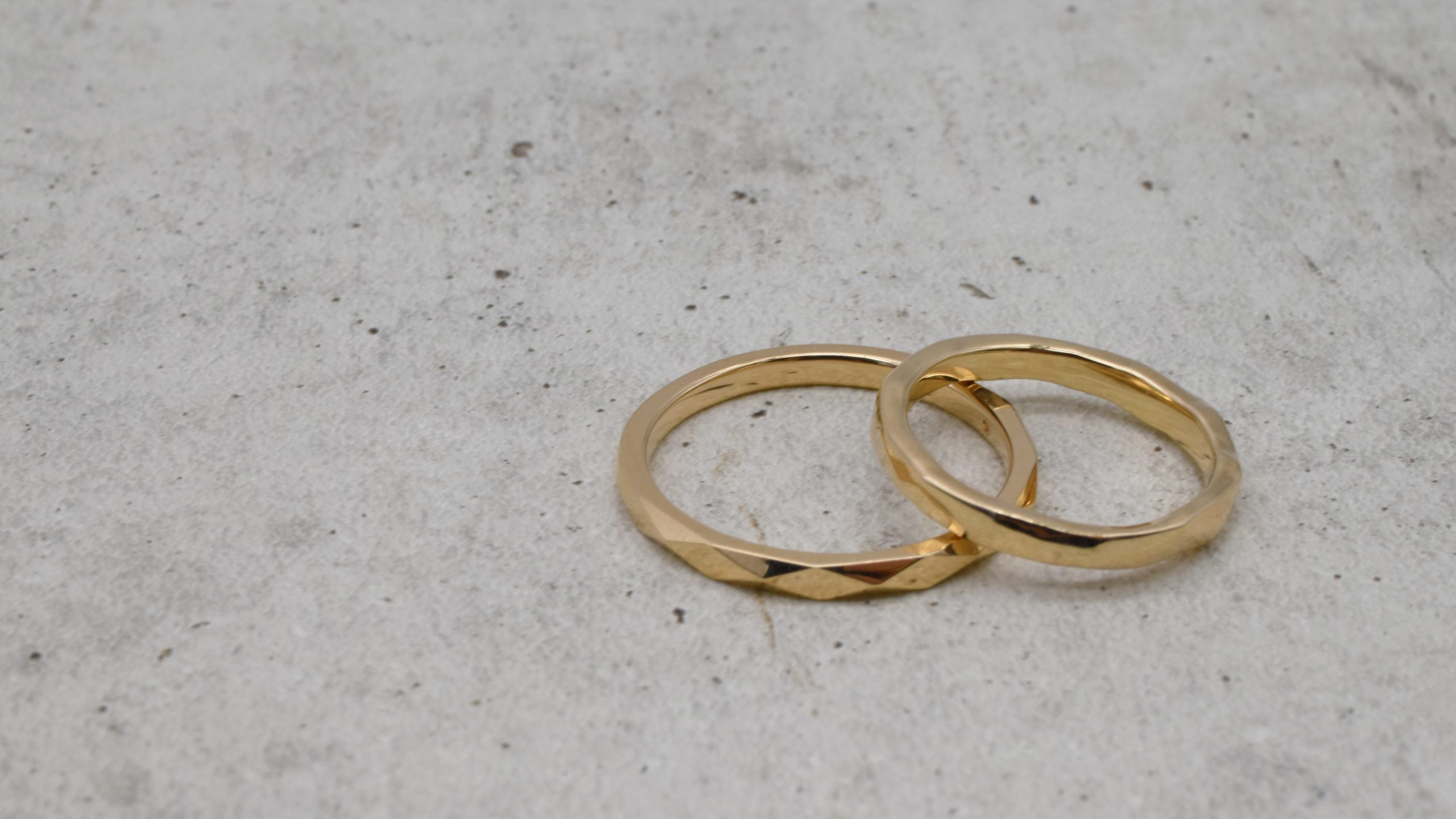 メンズアクセサリーライオンハートのゴールド素材のシンプルで使いやすい細身のリング