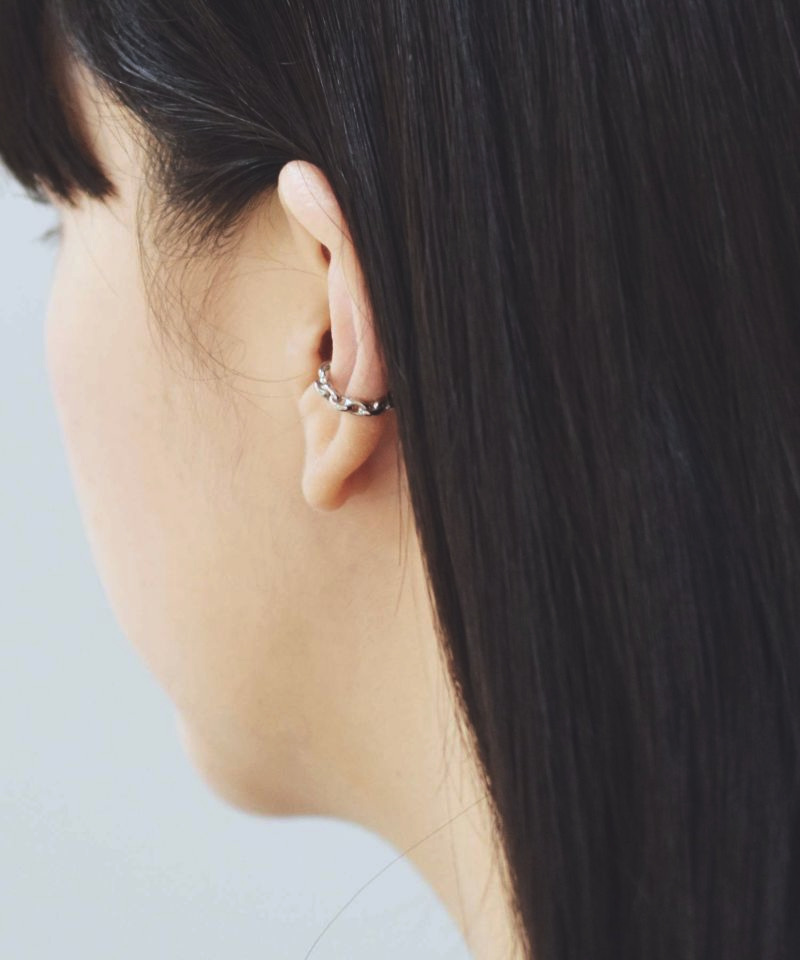 イヤーカフとは 着け方とおすすめのイヤーカフをご紹介 Me Magazine エムイーマガジン 最新ファッション カルチャー