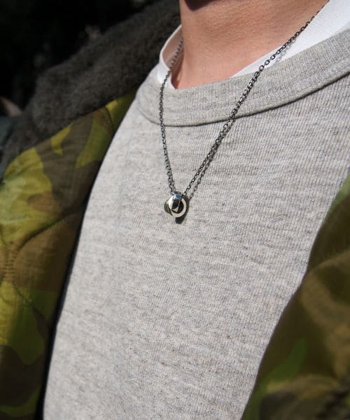 メンズシルバーアクセサリーブランドライオンハートのシンプルな槌目加工のダブルリングネックレスの着用画像