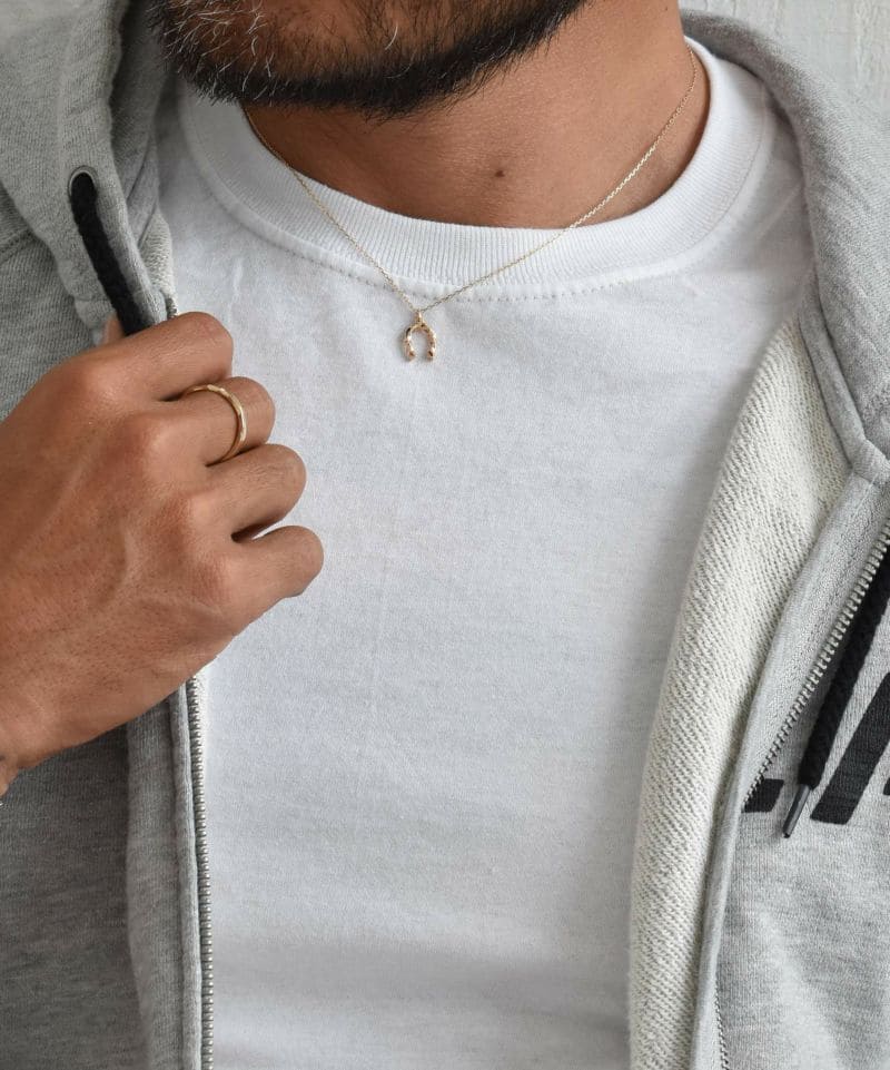 メンズシルバーアクセサリーブランドライオンハートのゴールド素材のシンプルな馬蹄(ホースシュー)ネックレス