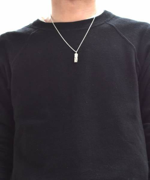 メンズシルバーアクセサリーブランドライオンハートのツイストしたプレートネックレスの着用画像