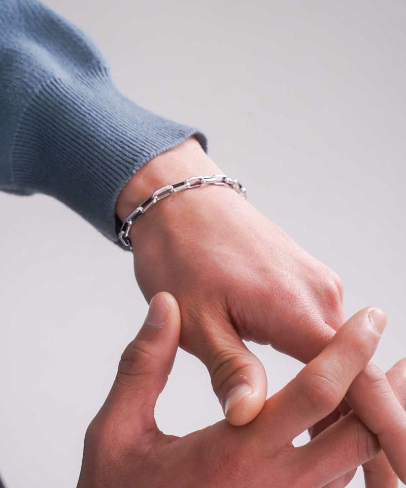 メンズシルバーアクセサリーブランドライオンハートのシンプルなチェーンブレスレットの着用画像