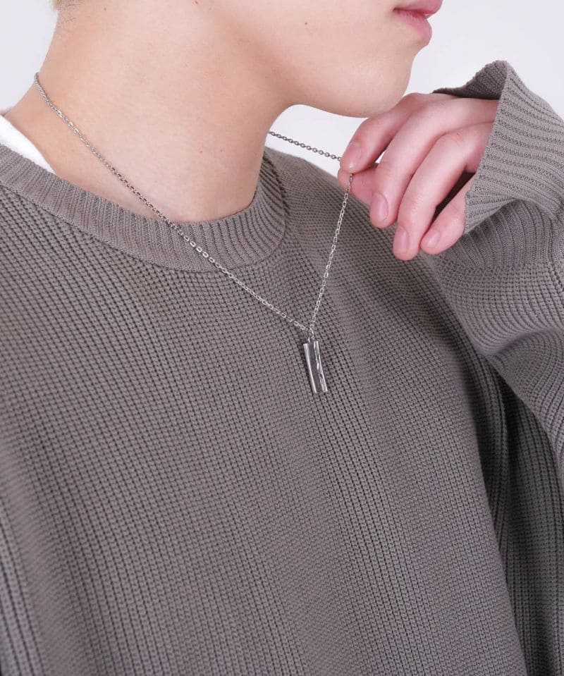 メンズシルバーアクセサリーブランドライオンハートのラインが入ったステンレス素材のプレートネックレスの着用画像