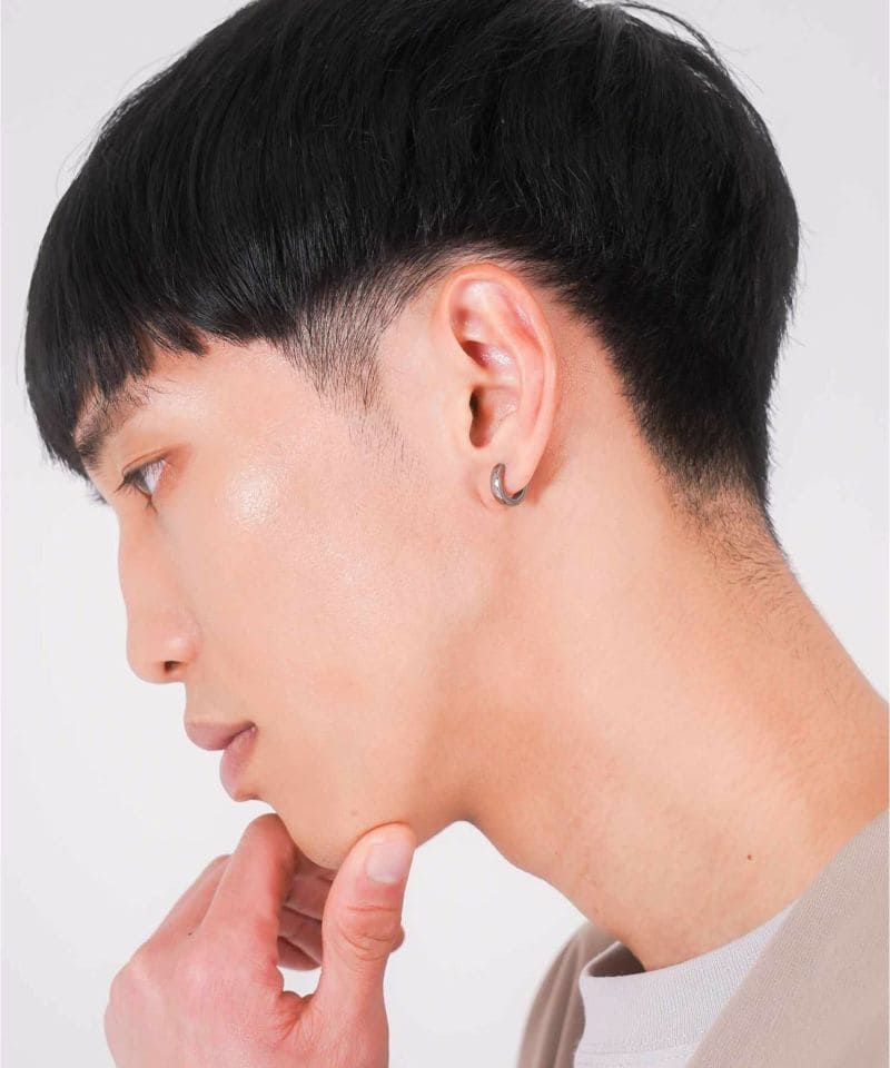 メンズシルバーアクセサリーブランドライオンハートのシンプルなカッティングデザインがおしゃれなリングピアスの着用画像