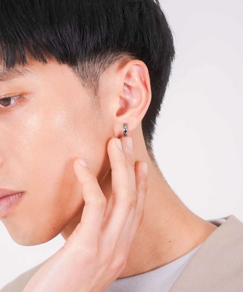 メンズシルバーアクセサリーブランドライオンハートのシンプルなカッティングフープピアスの着用画像