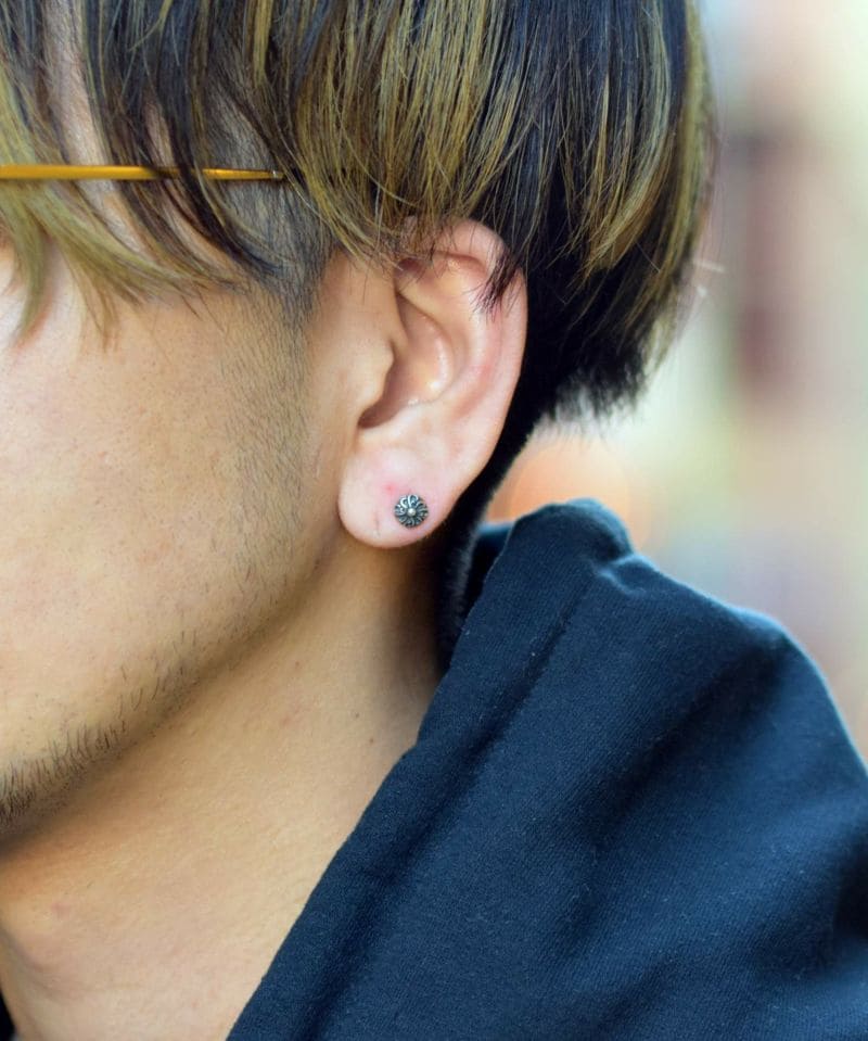 メンズシルバーアクセサリーブランドライオンハートのいぶし加工が入ったライオンのタテガミモチーフのスタッズピアスの着用画像