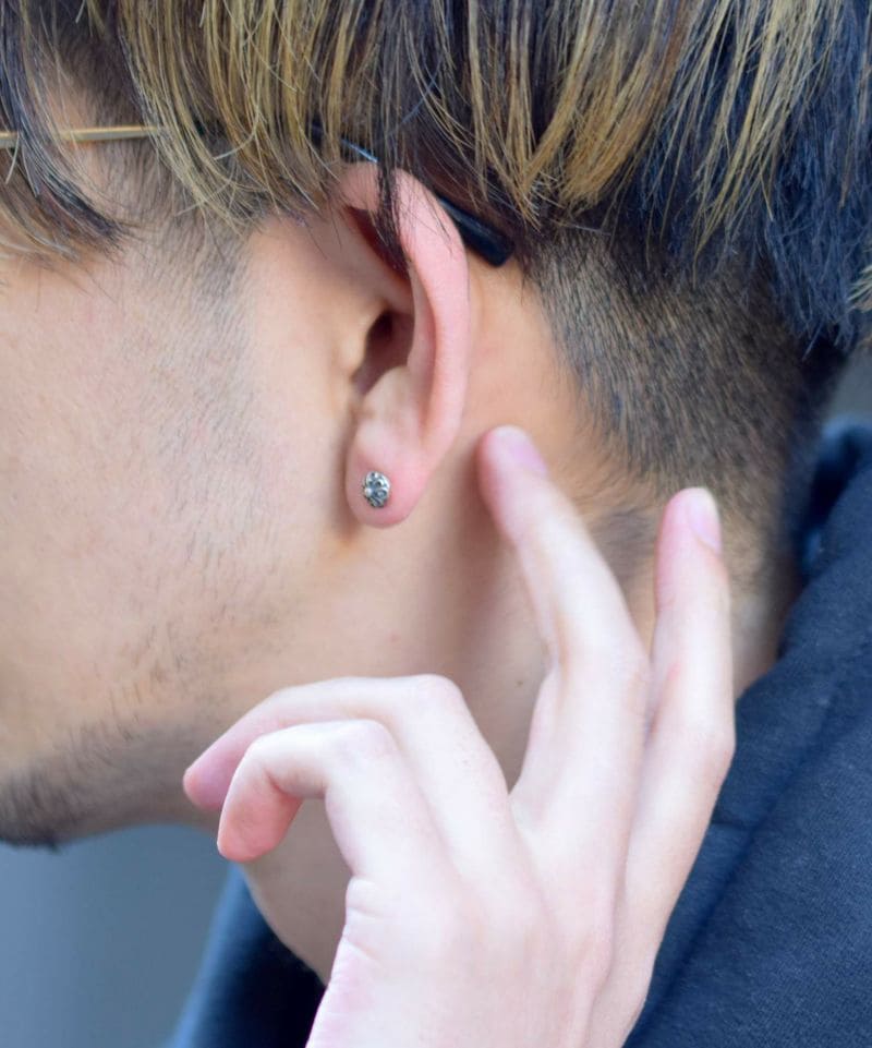 メンズシルバーアクセサリーブランドライオンハートのいぶし加工が入ったライオンのタテガミモチーフのスタッズピアスの着用画像