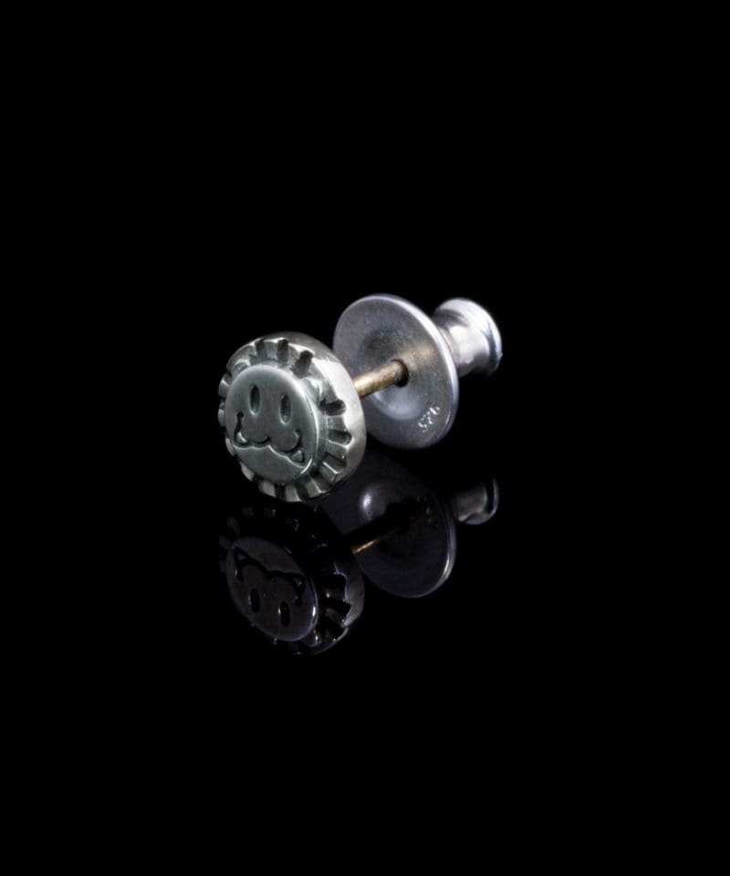 メンズシルバーアクセサリーブランドライオンハートのオリジナルキャラクターLEOがデザインされているシンプルなスタッズピアス