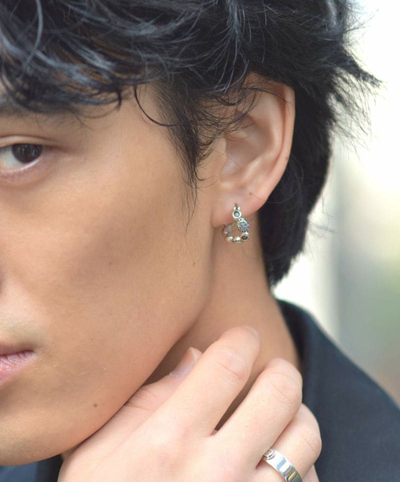 メンズシルバーアクセサリーブランドライオンハートのオリジナルキャラクターLEOが連なったストリートファッションにぴったりのフープピアス(リングピアス)の着用画像