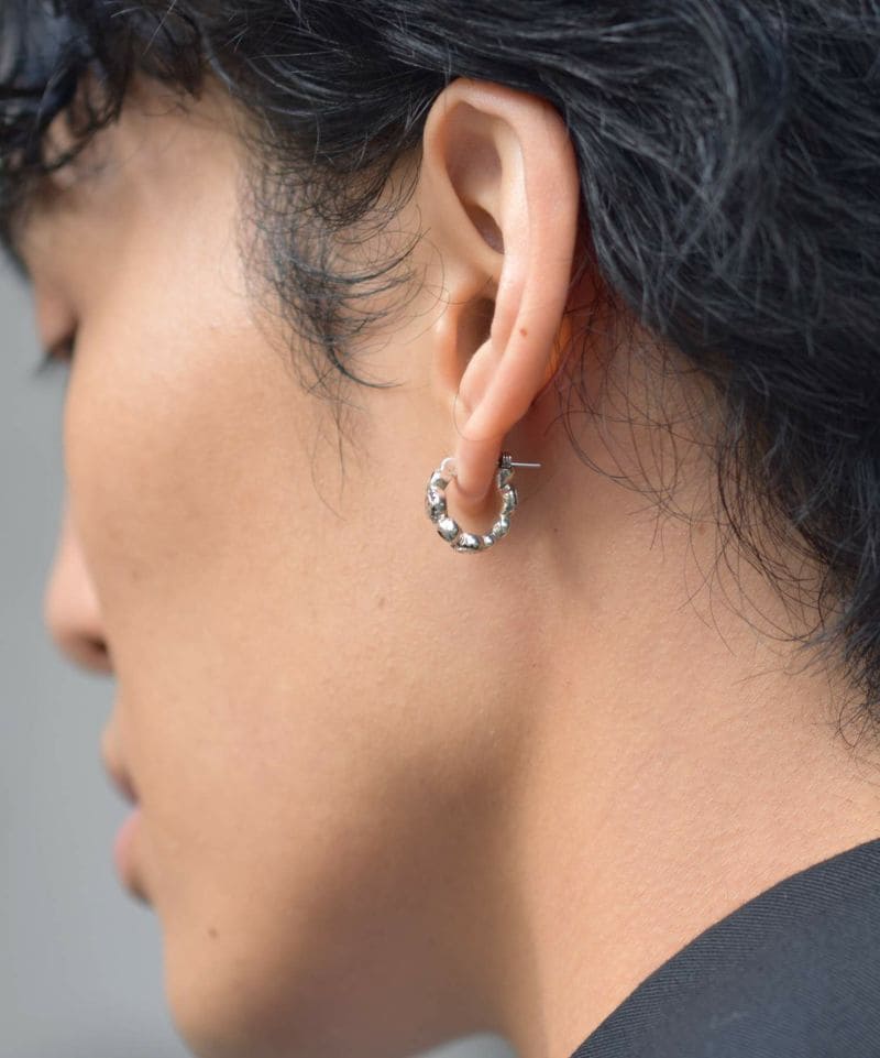 メンズシルバーアクセサリーブランドライオンハートのオリジナルキャラクターLEOが連なったストリートファッションにぴったりのフープピアス(リングピアス)の着用画像