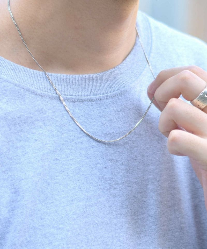 メンズシルバーアクセサリーブランドライオンハートの喜平チェーンネックレスの着用画像