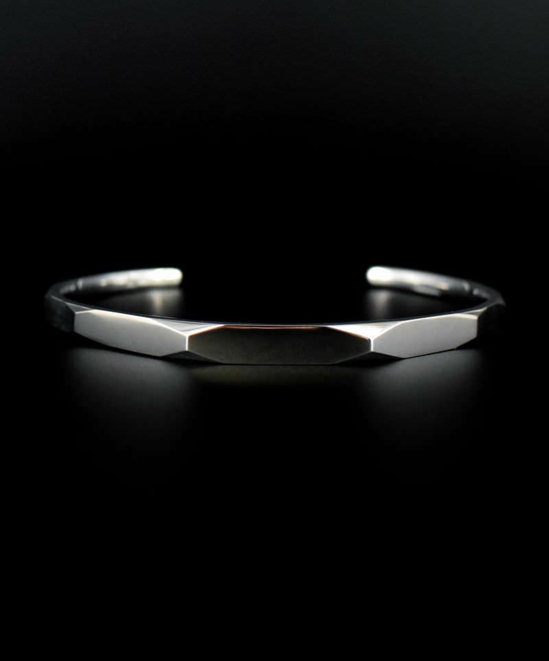 メンズシルバーアクセサリーブランドライオンハートの多面カットになっているシンプルなバングル