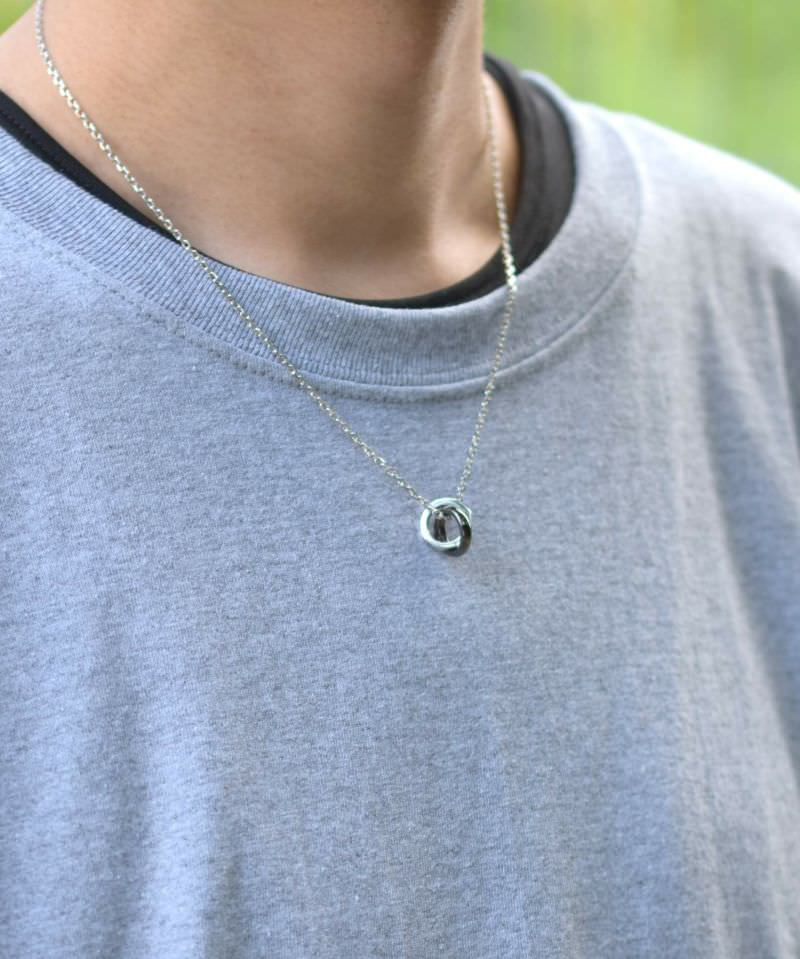 メンズシルバーアクセサリーブランドライオンハートのダブルリングネックレスの着用