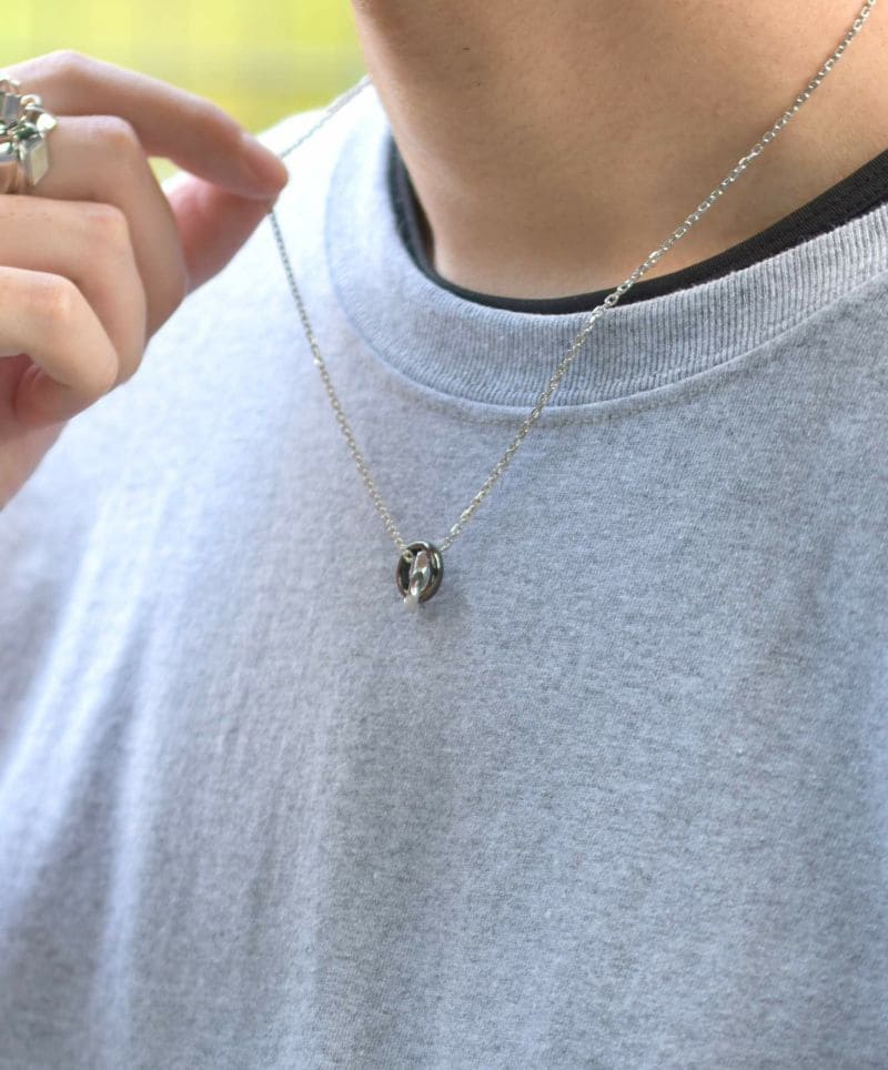 メンズシルバーアクセサリーブランドライオンハートのダブルリングネックレスの着用