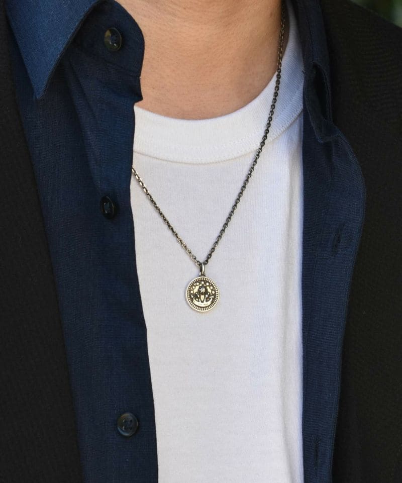 シルバーアクセサリーブランドライオンハートのタロットモチーフネックレスの着用画像