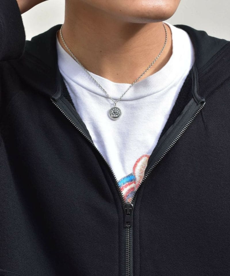 シルバーアクセサリーブランドライオンハートのタロットモチーフネックレスの着用画像