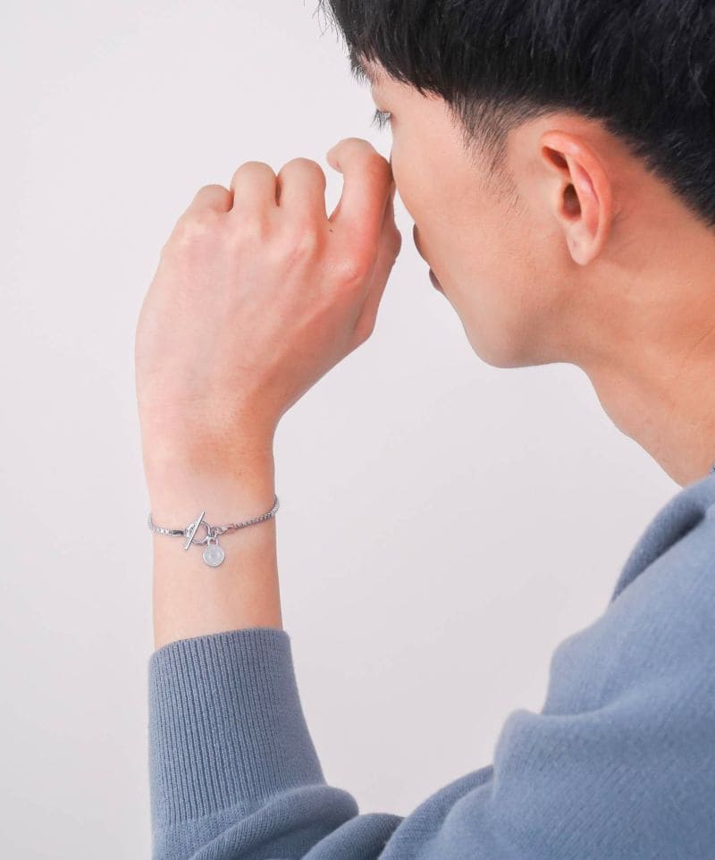 メンズシルバーアクセサリーブランドライオンハートのシンプルなベネチアンチェーンのブレスレットの着用画像
