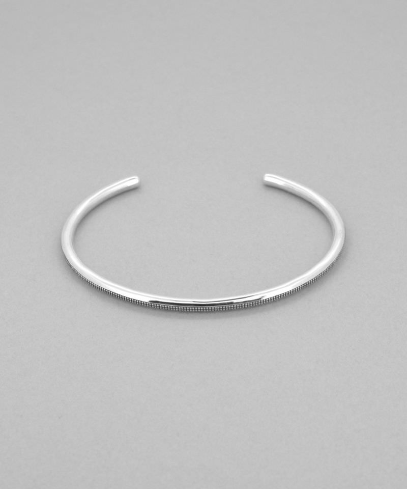 メンズシルバーアクセサリーブランドライオンハートのミル打ちが施された細身のバングル