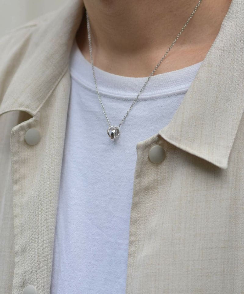 メンズシルバーアクセサリーブランドライオンハートのシンプルなカッティングダブルリングペアネックレスの男性着用画像