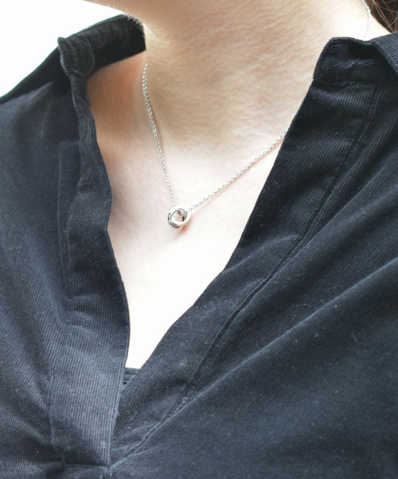 メンズシルバーアクセサリーブランドライオンハートのシンプルなカッティングダブルリングペアネックレスの女性着用画像
