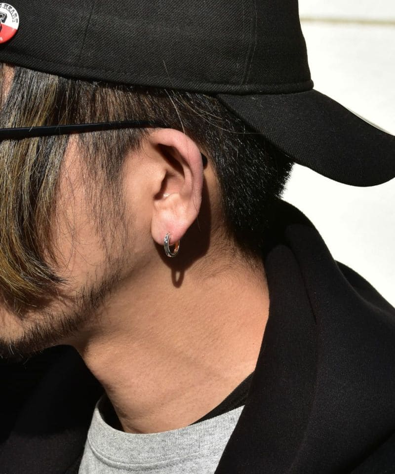 メンズシルバーアクセサリーブランドライオンハートのシンプルな内側がゴールドコーティングされたフープピアスの着用画像