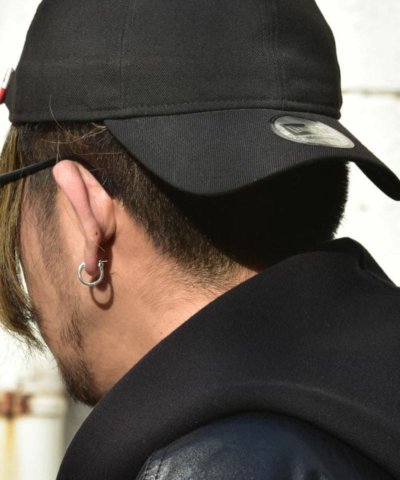 メンズシルバーアクセサリーブランドライオンハートのシンプルな内側がゴールドコーティングされたフープピアスの着用画像