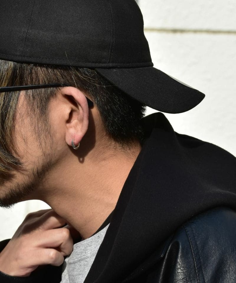 メンズシルバーアクセサリーブランドライオンハートのシンプルな内側がゴールドコーティングされたフープピアスの着用画像
