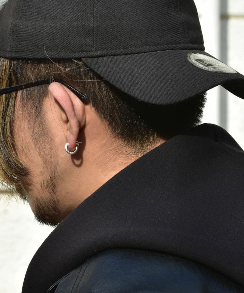 メンズシルバーアクセサリーブランドライオンハートのシンプルな内側がゴールドコーティングされたフープピアスの着用画像