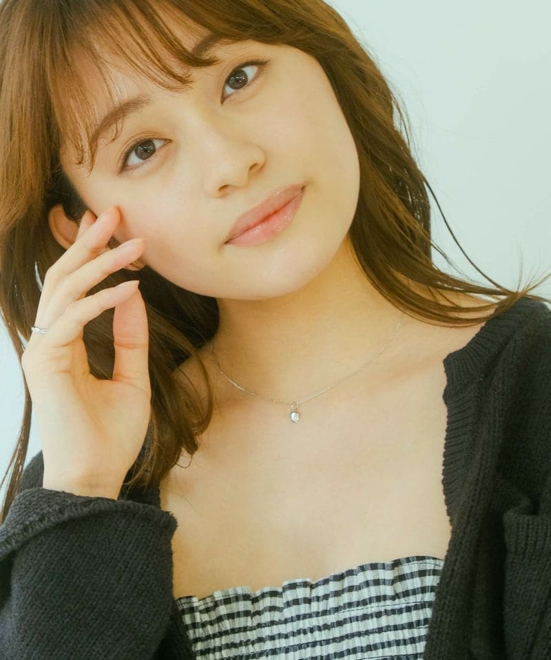 メンズシルバーアクセサリーブランドライオンハートのシンプルなペアネックレスの女性着用画像