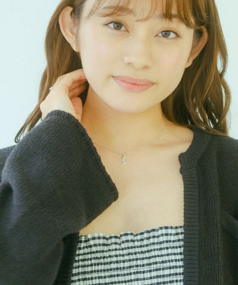 メンズシルバーアクセサリーブランドライオンハートのプレートモチーフのシンプルなペアネックレスの女性着用画像
