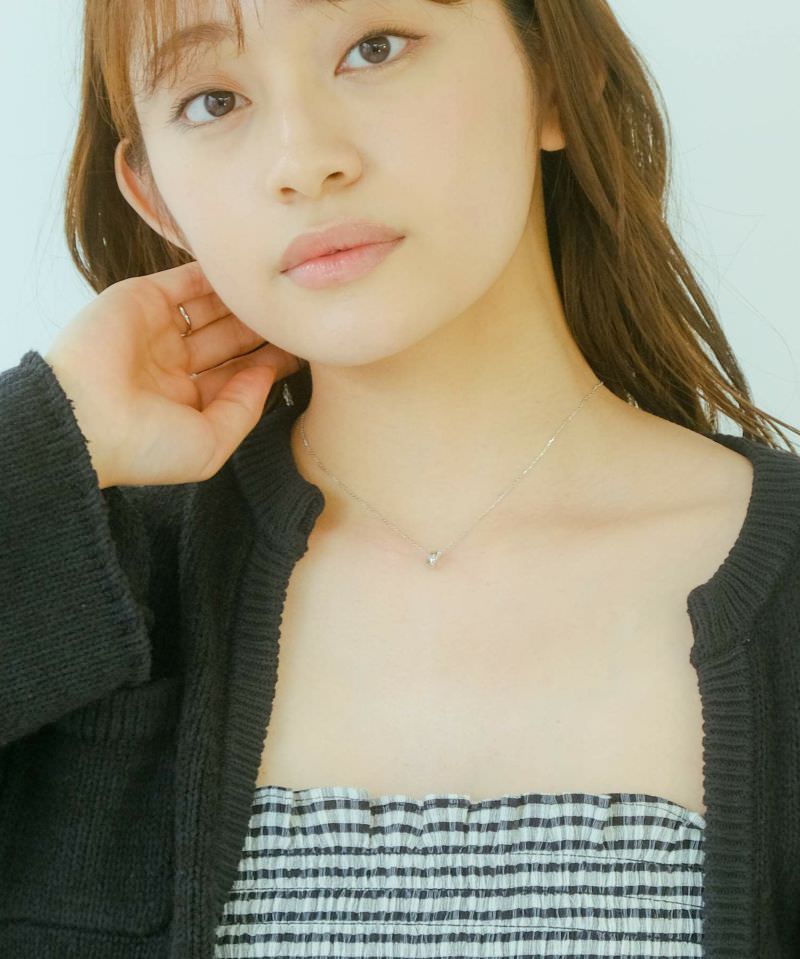 メンズシルバーアクセサリーブランドライオンハートのダブルリングモチーフのシンプルなペアネックレスの女性着用画像