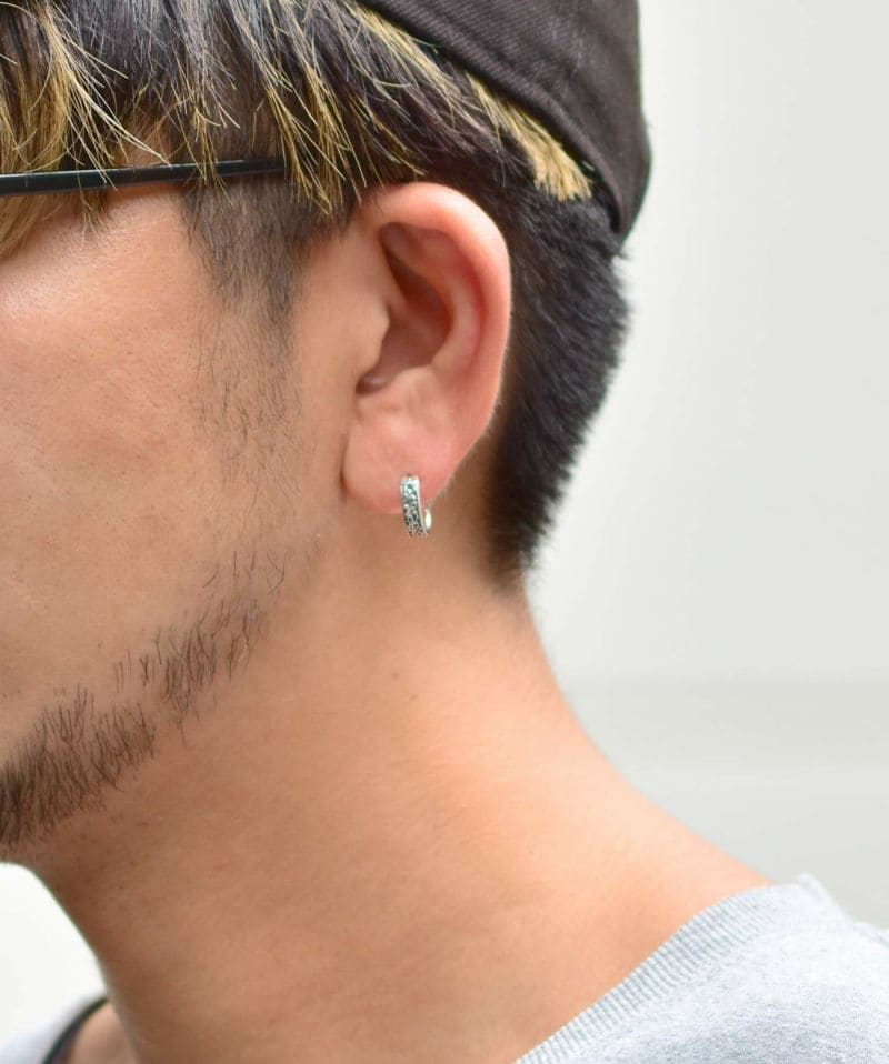 メンズシルバーアクセサリーブランドライオンハートのライオンのタテガミをモチーフにしたメンズアクセサリーらしいデザインのフープピアス(リングピアス)の着用画像