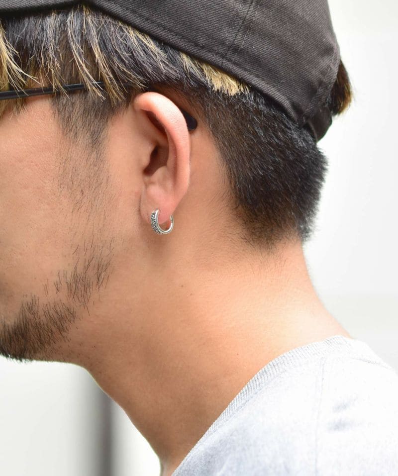 メンズシルバーアクセサリーブランドライオンハートのライオンのタテガミをモチーフにしたメンズアクセサリーらしいデザインのフープピアス(リングピアス)の着用画像