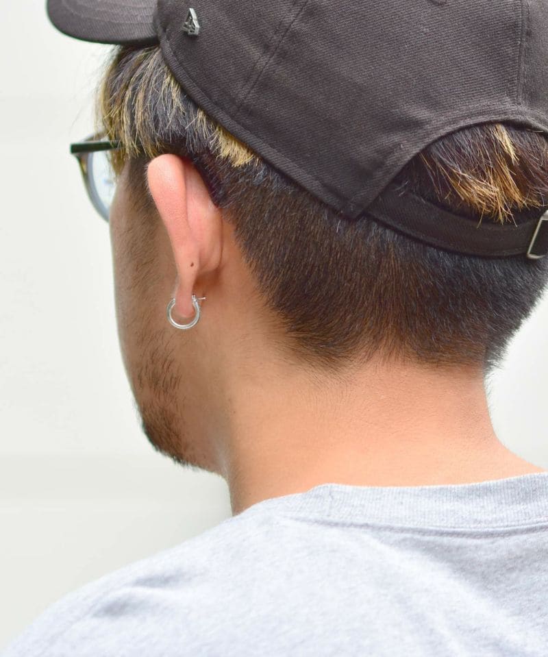 メンズシルバーアクセサリーブランドライオンハートのライオンのタテガミをモチーフにしたメンズアクセサリーらしいデザインのフープピアス(リングピアス)の着用画像
