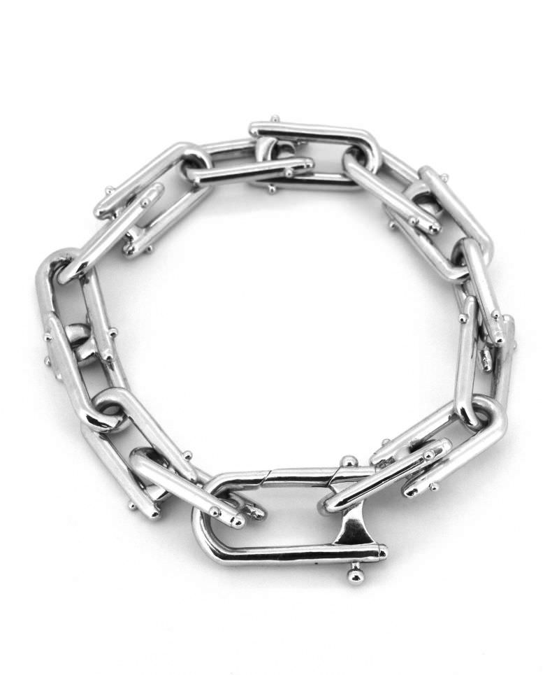 【Link Bracelet-リンクブレスレット-】 吸い付くような肌触り、大胆なボリュームが特徴的。 ホースシューをモダンに表現し、着けているだけで幸運が舞い込んできそうなエレガントで、インダストリアルなブレスレット。 シャツやジャケットに合わせて頂いたり、ロンTやパーカーに合わせてストリートスタイルを完成させるのがオススメ。