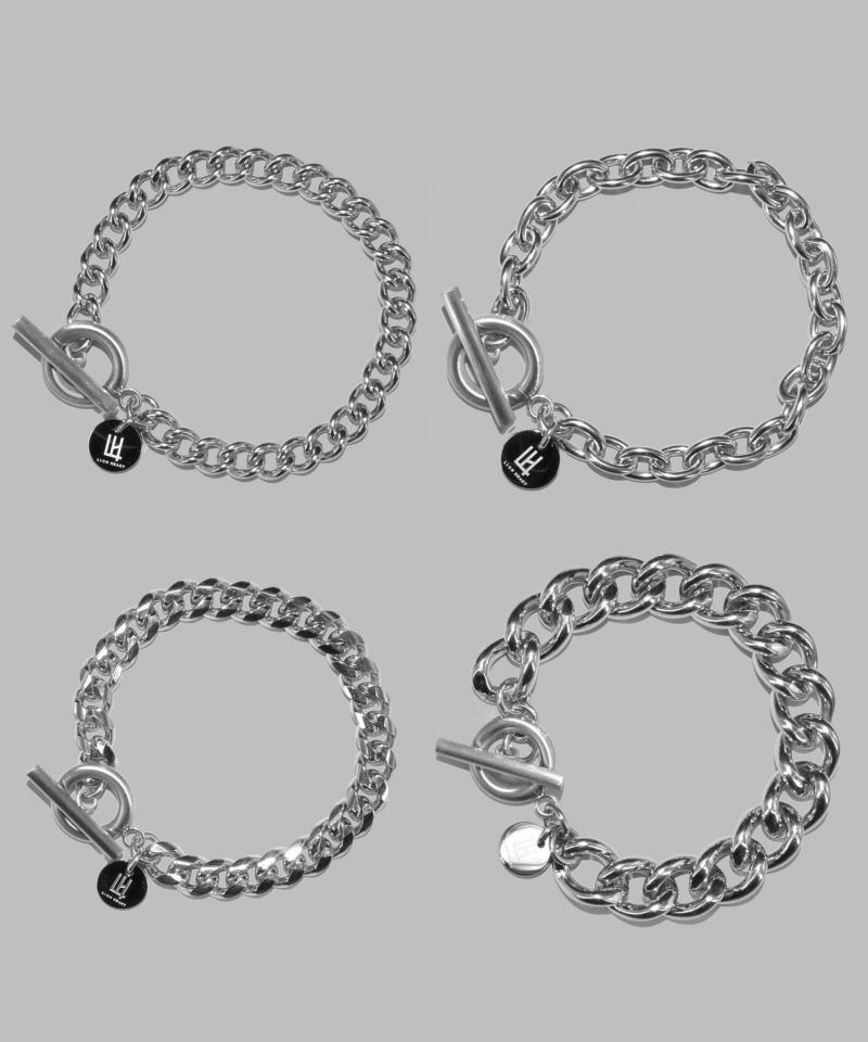【Various Chian Bracelet-ヴァリアスチェーンブレスレット-】 表面的なトレンドに流されず、シンプルでなめらかなデザインフォルムが特徴。 シンプル・ベーシックな雰囲気を大切に作られ、都会的なスタイルを演出してくれながらも、レトロでモダンなブレスレット。 チェーンは普遍的ながらも強い個性を持つモチーフ。 大ぶりにデザインされたコイン型パーツなども見逃せないポイントです。 手首に心地よくフィットする着け心地で、普段使いに重宝するアイテムになってくれるはずです。 主張しすぎないサイズ感が使いやすく、カジュアルなパーカー/スウェットや、セットアップスタイルなど様々に合わせて頂けます。 2018年に登場した4種のブレスレットを真鍮からサージカルステンレスに変更し、マンテルパーツの表面加工、チェーンのリサイズによりアップデートされたブレスレットです。 使用している金属はサージカルステンレス。 キズ・変色・金属アレルギーに強く、普段使いにピッタリの素材です。 媚のないデザインが印象的で、初めてアクセサリーを着けるお客様にも大変オススメです。