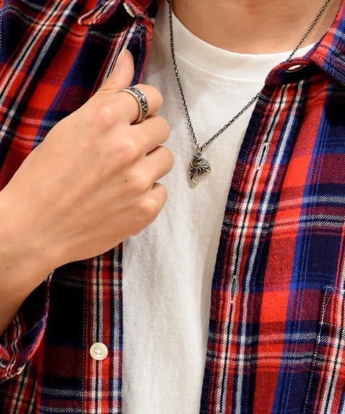 メンズシルバーアクセサリーブランドライオンハートのHOWLコレクションライオンの横顔モチーフのネックレスの着用画像