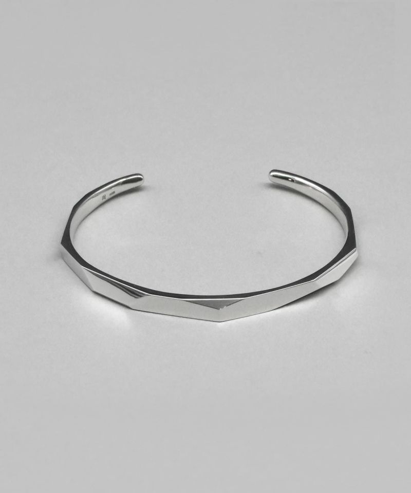 【Fragment bangle-フラグメントバングル-】 無機質な破片が約5mmの幅という“絶妙な存在感”を放つサイズで設計されています。 しっかりと面が取られたシルエット、シルバー独特の強い光を放ちながら、着け心地に関わる肌にあたる内側は、内甲丸という丸みを持たせており長時間付けていても不快感を軽減させてくれます。