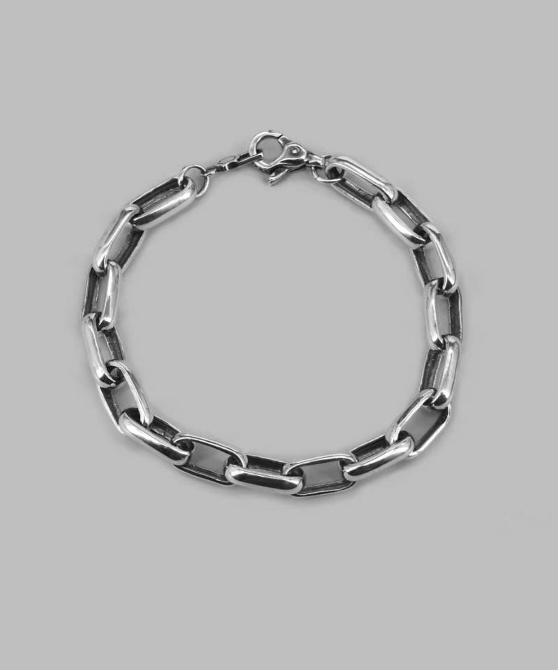 【ROUNDED FAT BREACELET-ラウンデッドファットブレスレット-】 ブランドに古くから使われていたオリジナルキャスト(既製品ではなくハンドクラフトで作られた)のコマを復刻させて作ったブレスレット。 ハンドクラフトならではの“肌に吸い付くような快適性”がこだわりのポイントとなっています。