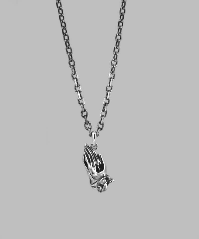 【The Praying Hand Petite Necklace-プレイングハンドプチネックレス-】 祈り手のデザイン。海外では宗教的にも、タトゥーデザインとして人気で『愛・平和』などの意味合いを持っています。 アルブレヒト・デューラーが1508年に描いた「祈る手」がウィーンのアルベティーナ美術館に所蔵されており、世界的にも有名な絵。 レディースアクセサリーに限りなく近いサイズ感でありながら、全体のボリュームやペンダント部分のバリエーションが幅広く揃うメンズアクセの新しいプロダクト。
