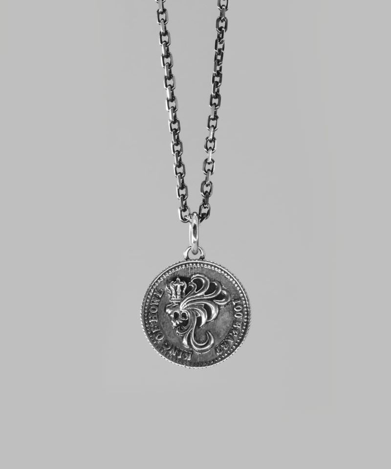 【LEGACY COIN NECKLACE-レガシーコインネックレス-】 今までのハウルの表現とは違い、リアルコインのような立体感のネックレス。 LION HEARTにとってのレガシーとして君臨するハウルだからこそ、深みを増す独特な存在感を放ちます。