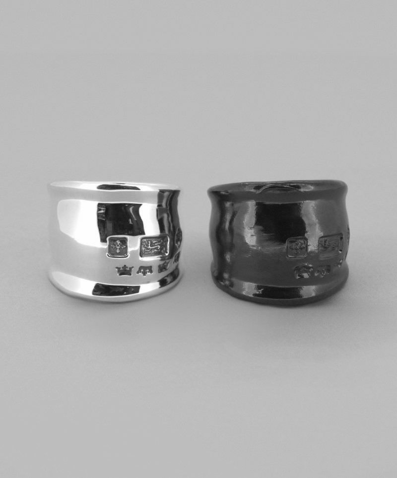 【Meister Ring-マイスターリング-】 手作業によって打ち込まれたスタンプワーク。 ノコギリ跡やヤスリ跡、荒磨きの風合いをあえて残し、ハンドメイド感のある表現に。 クラシカルなテイストに仕上げ、どこか温かみを感じる“古き良き、シルバーアクセの魅力”を現代に復刻。 ラフに刻印を打ち込んだ様なデザインが特徴のクラシックリング。 ヤスリ跡やまばらな歪み感をあえて残すことで無骨なハンドメイド感を演出。 バングルタイプの形状に、滑らかな曲線と大胆なボリュームは職人の手によって絶妙に削りだされた逸品。 1点でアクセントになる重厚感ある仕上がり。 トレンドの幅広リングですので、様々なスタイルに合わせて頂けます。