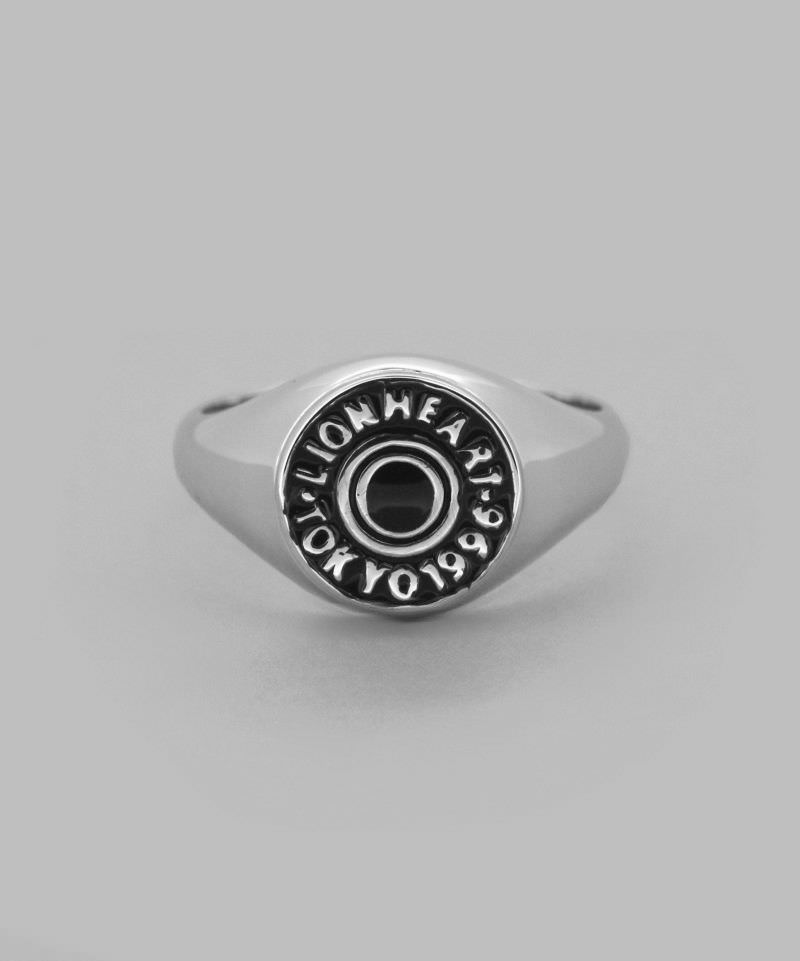 【Signature Holiday Ring-シグネチャーホリデイリング-】 滑らかな岩肌のように角が取れた多面体と、ブラックのエポキシ樹脂が引き締まった印象を与え、ゆったりとした大人の休日にピッタリなシグネイチャーリング。 右手の薬指にサラッと合わせるのが大人コーデ。 9号から展開されていますので小指や親指、ファッションとしてペアアクセサリー/リンクコーデにピッタリです。