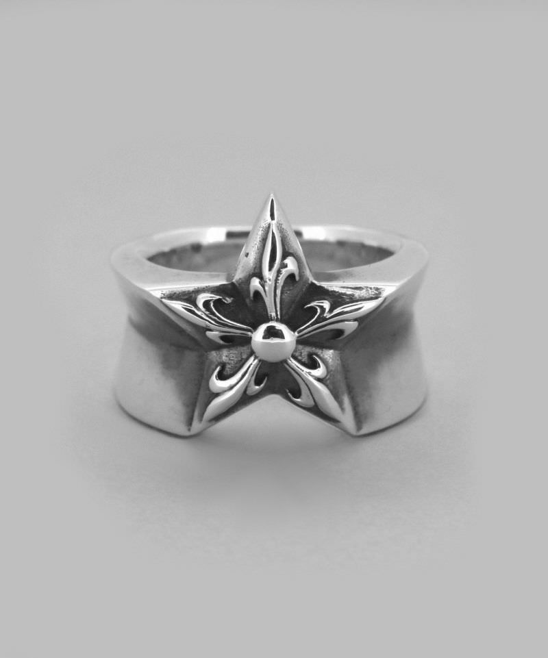 【GOTHIC STAR RING-ゴシックスターリング-】 今シリーズで最もキャッチーなゴシックスターリング。 “STAR RING”という名称とシルバー925を表す“STERLING“ SILVER(本物の銀)をかけた男くさい意味合いを持っています。 リングの内側には着ける人にしかわからないシークレットハウルが鎮座しており、シャープなエッジと丁寧に仕上げられた“本物のリング”が完成しました。