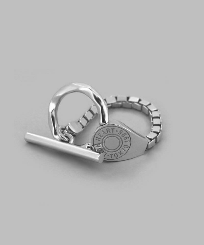【Refined holiday Chain Ring-リファインドホリデイチェーンリング-】 岩肌のような輪にプレーンなバー クラシカルな雰囲気のチェーンやロゴ 様々な要素が交じり合いながら優美な雰囲気に仕上がっています。