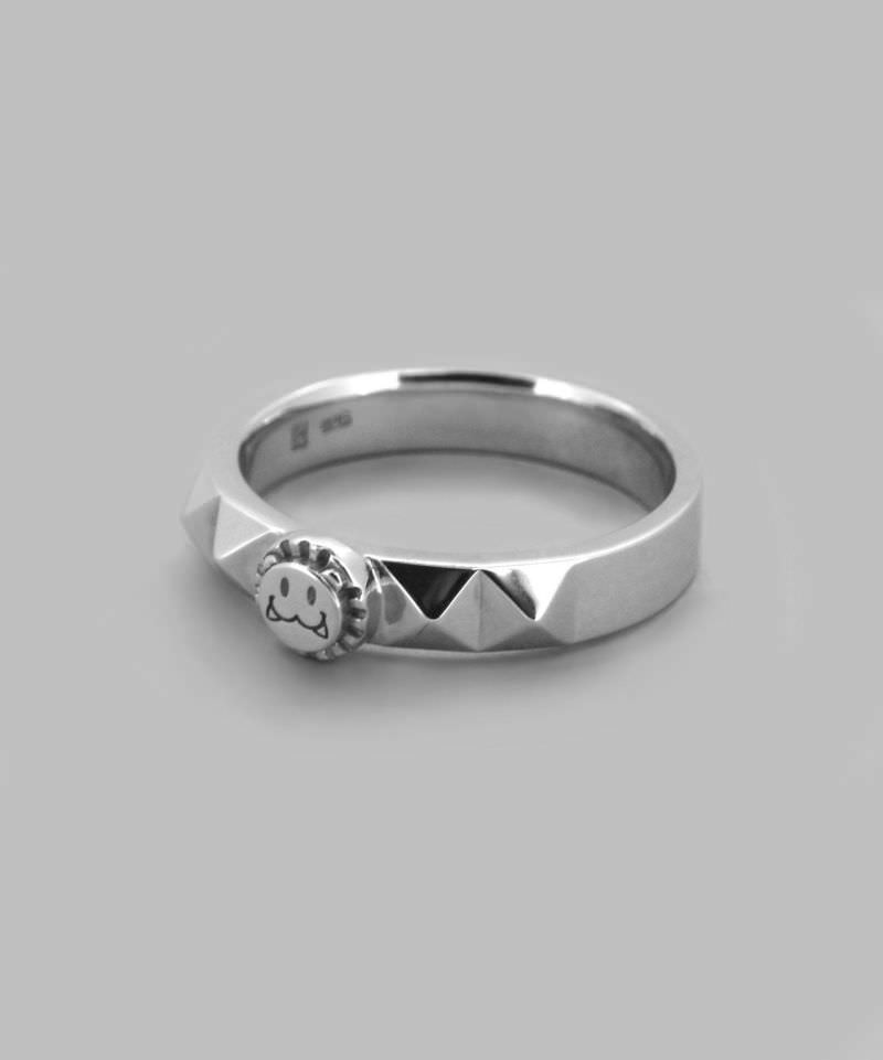 【Studs Ring-スタッズリング-】 4mmというメンズにしては細身なリングにはスタッズとアイコニックなLEOが鎮座。 男くさいロックテイストをPOPに表現しており、性別の垣根を超え、着用していただけます。 また、リングの内側にはライオンハートのこだわりの“内甲丸”を施しており、着用時の圧迫感や、角が肌に刺さるような不快感を軽減させてくれるため、長時間着用していたくなるリングです。